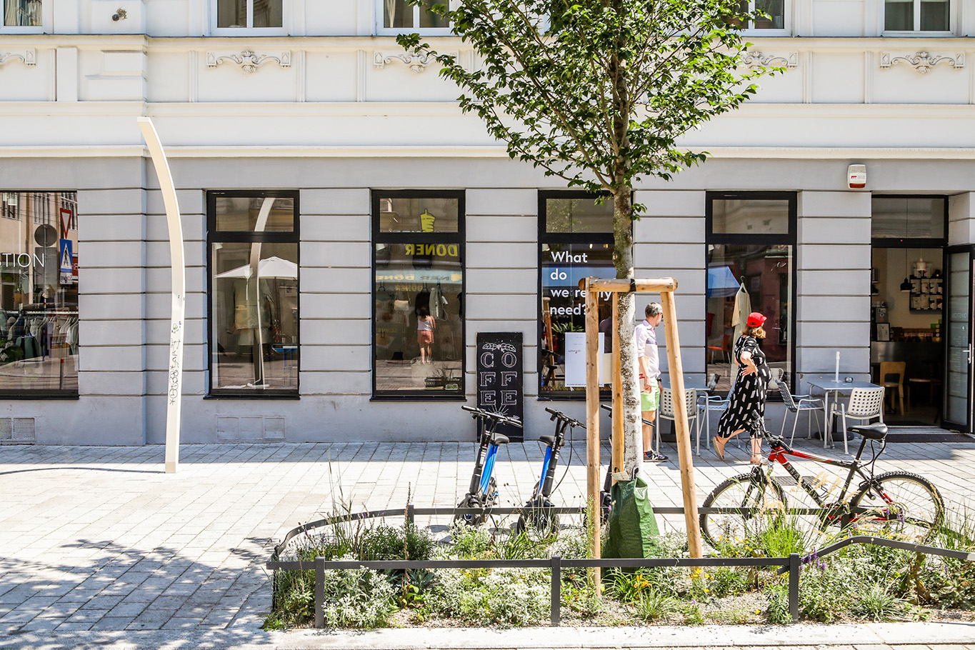 Baum und kleines Beet auf einem breiten Gehsteig in der Zieglergasse. © Stadt Wien / Christian Fürthner