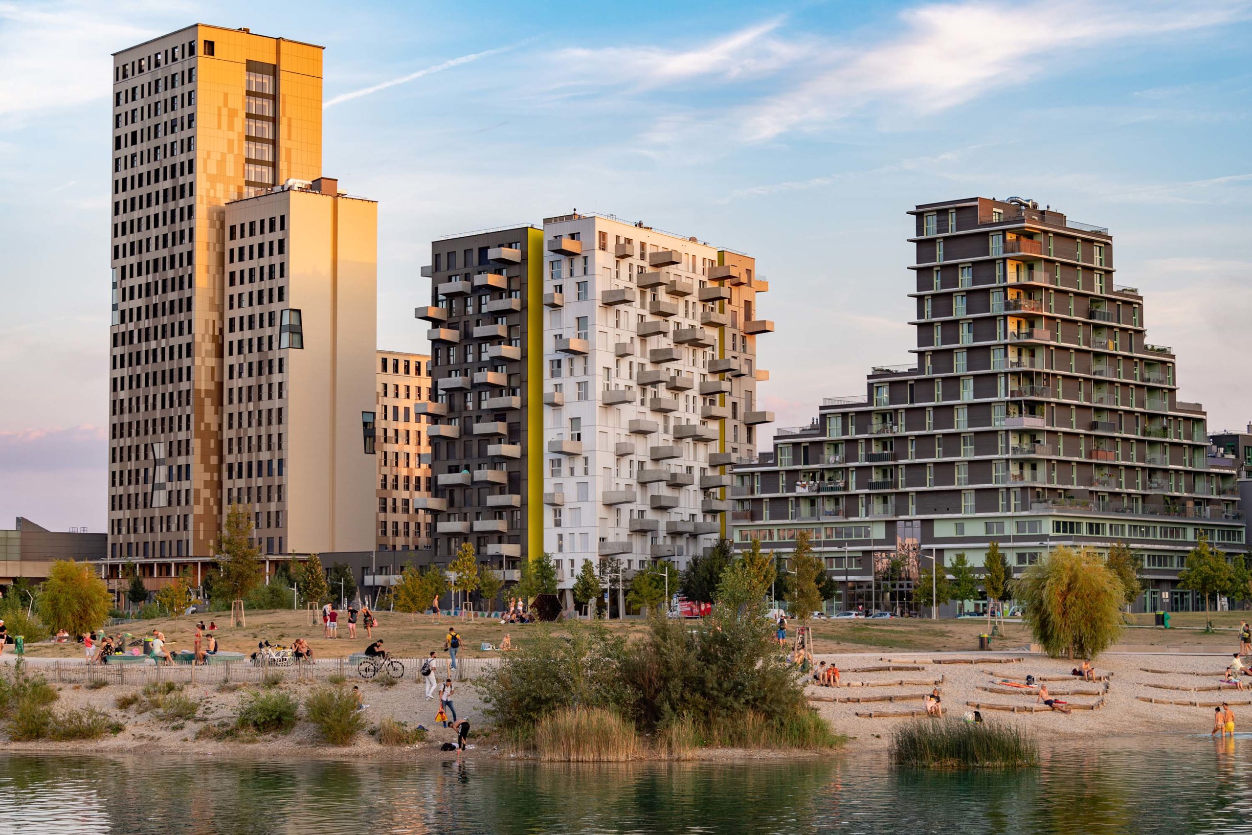 Seestadt Aspern Seestadt Aspern, Strand am Wasser, im Hintergrund Wohnbauten. © Stadt Wien / Gerd Götzenbrucker