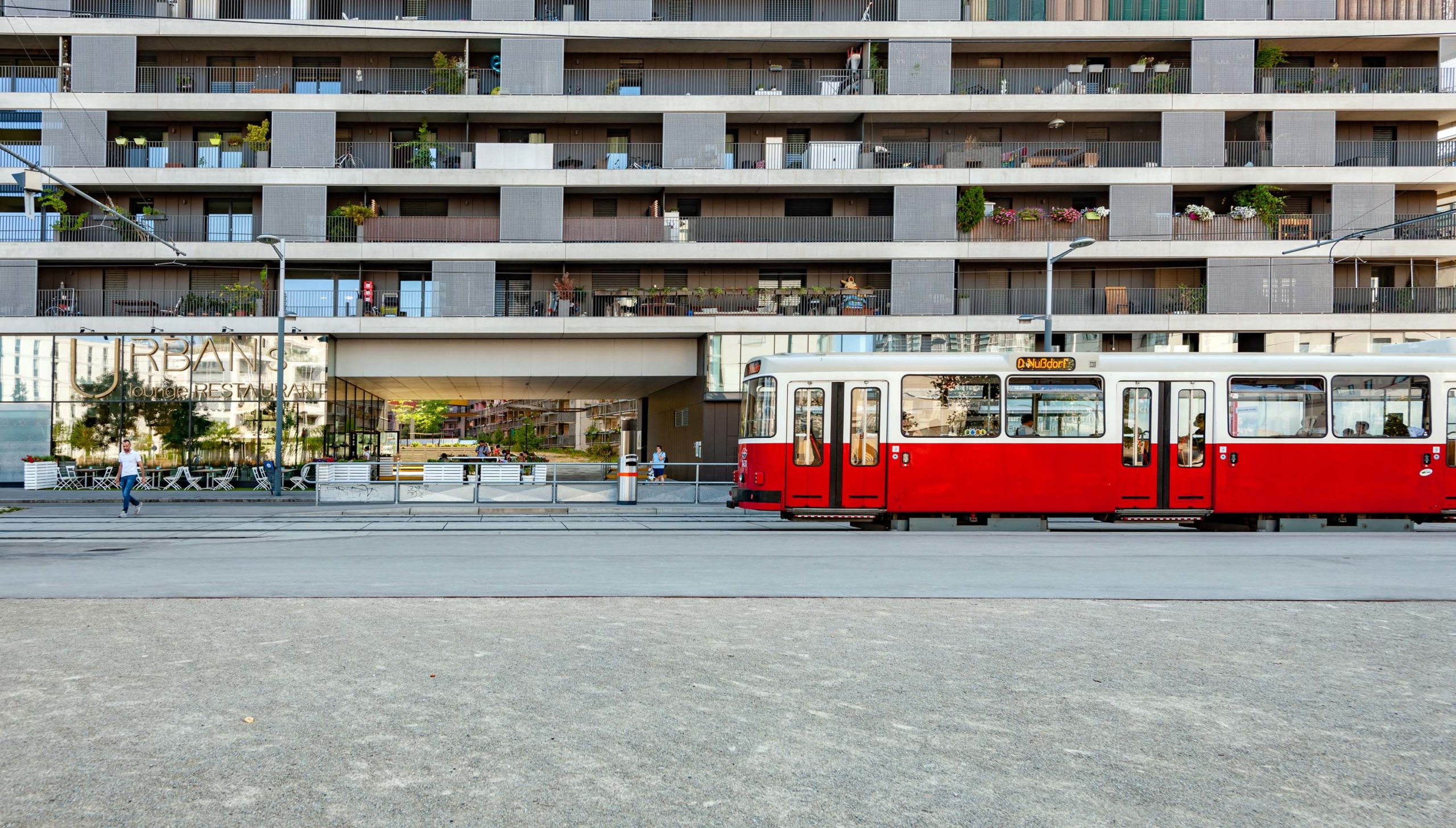 sonnwend_42 Die Straßenbahnlinie D vor einem Wohngebäude im Sonnwendviertel © Stadt Wien / Gerd Götzenbrucker