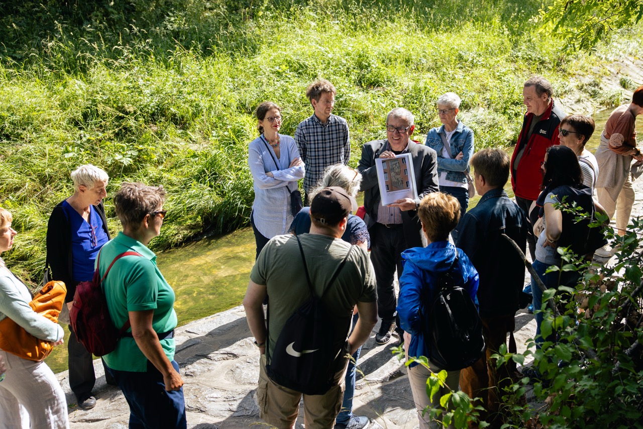 Teilnehmende am Gemma-Zukunft-Spaziergang in Alterlaa am Liesingbach.